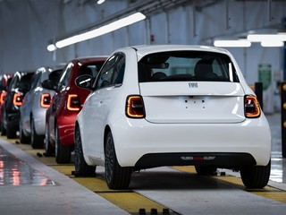 Assemblati i primi esemplari della 500 ibrida a Mirafiori