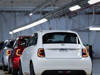 Assemblati i primi esemplari della 500 ibrida a Mirafiori