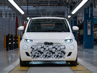 Assemblati i primi esemplari della 500 ibrida a Mirafiori