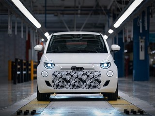 Assemblati i primi esemplari della 500 ibrida a Mirafiori