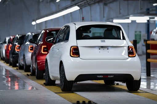 Nonostante l'arrivo della 500 ibrida, Mirafiori si svuota ancora