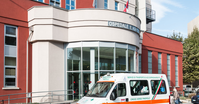L'ingresso dell'ospedale Agnelli di Pinerolo
