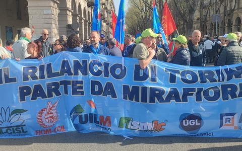 Torino fa la storia: in migliaia in piazza per chiedere che Mirafiori abbia un futuro