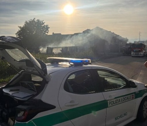 Polizia locale e Vigili del fuoco hanno domato l'incendio a Nichelino