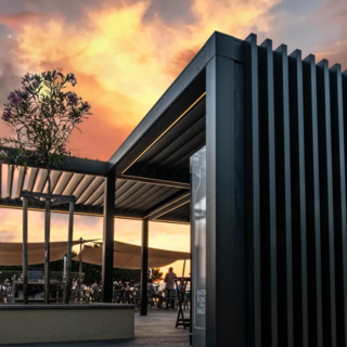 Come stanno cambiando gli spazi esterni delle case tra privacy, ombra e nuove abitudini