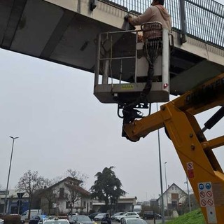 La passerella di Nichelino danneggiata