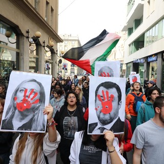 Mani insanguinate su Meloni e Netanyahu: la protesta degli studenti contro la riforma Valditara