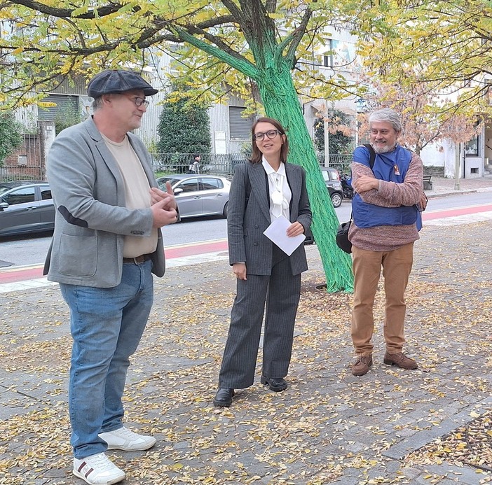 La sindaca Elena Piastra tra l'artista Osvaldo Neirotti e il Presidente dei ColoriQuadri APS Roberto Fraternali davanti all'opera gli alberi dipinti