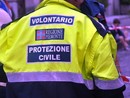 volontario della protezione civile di spalle volontario della protezione civile di spalle