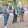 La sindaca Elena Piastra tra l'artista Osvaldo Neirotti e il Presidente dei ColoriQuadri APS Roberto Fraternali davanti all'opera gli alberi dipinti