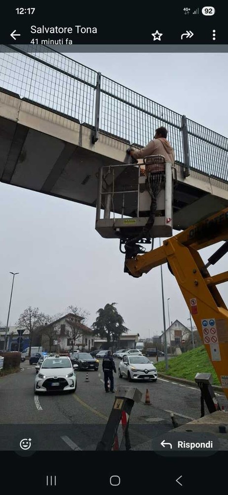 La passerella di Nichelino danneggiata La passerella di Nichelino danneggiata