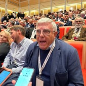 Uomo che parla in primo piano