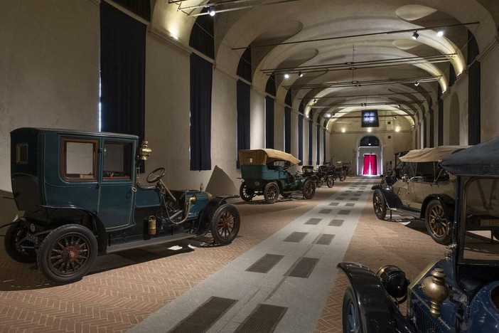 Una immagine delle auto d'epoca in mostra a Stupinigi Una immagine delle auto d'epoca in mostra a Stupinigi