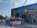 Otto ore di sciopero davanti al Lidl: “Chiediamo aumenti, non buoni spesa” Otto ore di sciopero davanti al Lidl: “Chiediamo aumenti, non buoni spesa”