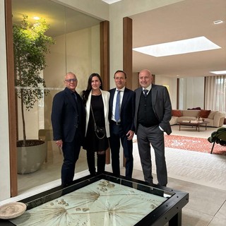 Da sinistra, Francesco Nova, Chiara Osnago Gadda, Massimo Senini e Mariano Giovanni Carozzi, davanti al tavolo/scultura realizzato dall’artista Didone, con il piano in materiale NOAI di Senini.