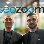 SEOZoom compie 10 anni e definisce il futuro della ricerca: nasce l'Osservatorio e la nuova Suite SEO+GEO