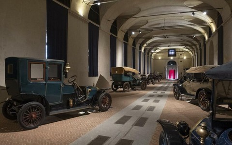 Una immagine delle auto d'epoca in mostra a Stupinigi