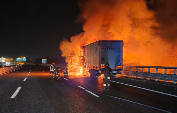 Brucia un tir in tangenziale