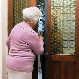Immagine di repertorio di una truffa ai danni di una persona anziana
