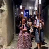 Prima processione digitale in Italia, il santo è uno schermo e i lumini sono smartphone Prima processione digitale in Italia, il santo è uno schermo e i lumini sono smartphone