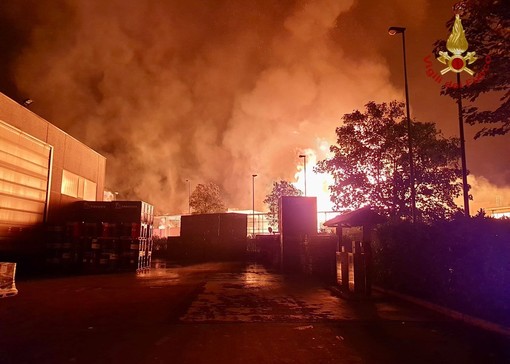 Incendi a catena a Villastellone: coinvolti diversi capannoni industriali