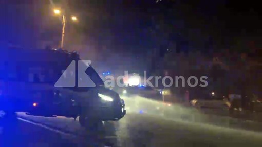 Roma, manifestanti lanciano bottiglie e petardi: le forze dell'ordine attivano gli idranti Roma, manifestanti lanciano bottiglie e petardi: le forze dell'ordine attivano gli idranti