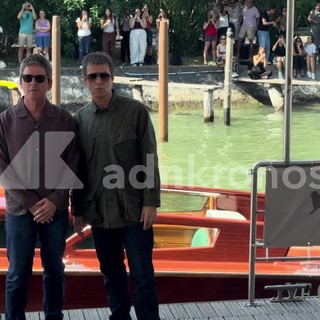 Gli Oasis sono a Venezia 83, l'arrivo a sorpresa dei fratelli Gallagher Gli Oasis sono a Venezia 83, l'arrivo a sorpresa dei fratelli Gallagher