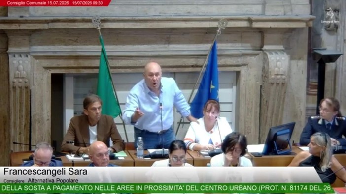 Bandecchi e la frase sessista in Consiglio comunale: "Appoggio le mani da altre parti quando mi piace una donna" Bandecchi e la frase sessista in Consiglio comunale: "Appoggio le mani da altre parti quando mi piace una donna"