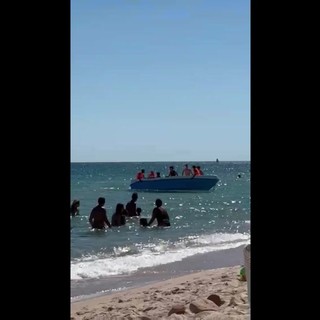 Migranti verso spiaggia, respinti dai bagnanti a Santa Margherita di Pula Migranti verso spiaggia, respinti dai bagnanti a Santa Margherita di Pula