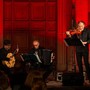 Venerdì 18 settembre il Voxonus Festival alla Scuola Apm di Saluzzo:il grande cinema suona con il crossover trio Venerdì 18 settembre il Voxonus Festival alla Scuola Apm di Saluzzo:il grande cinema suona con il crossover trio