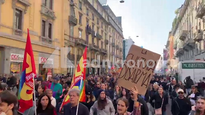 Cortei Milano, la protesta unisce le generazioni 'la cultura disarma' Cortei Milano, la protesta unisce le generazioni 'la cultura disarma'