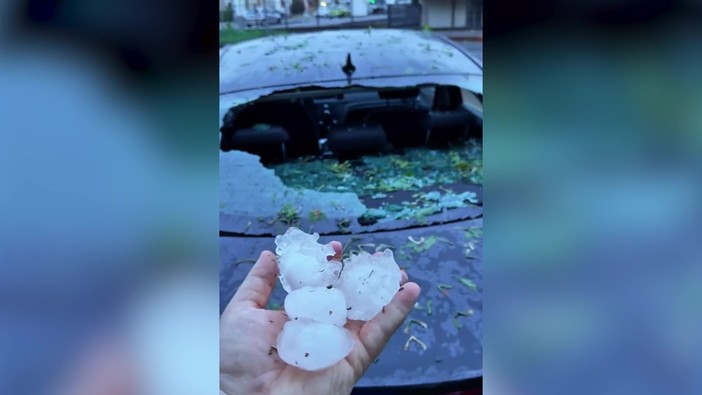 L'auto del comico Cosmin devastata dalla grandine nel bresciano, il video ironico L'auto del comico Cosmin devastata dalla grandine nel bresciano, il video ironico
