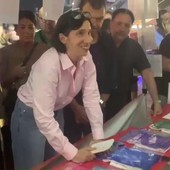 Schlein alla festa dell'Unità, applausi e selfie tra cucina e stand Schlein alla festa dell'Unità, applausi e selfie tra cucina e stand