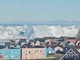 Grosso iceberg si spezza e si capovolge davanti alle coste della Groenlandia Grosso iceberg si spezza e si capovolge davanti alle coste della Groenlandia