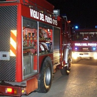 Nichelino, paura nella notte per un incendio a palazzina in via Ariosto