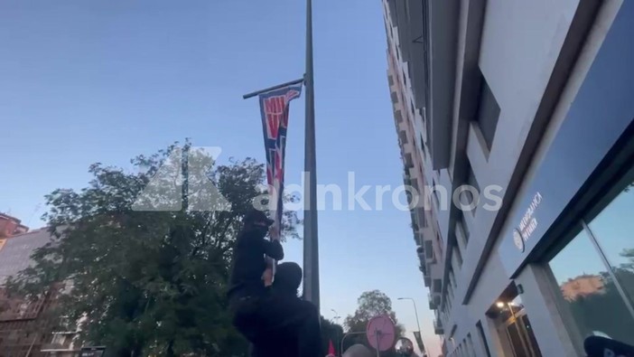 Corteo Milano, manifestanti si arrampicano per strappare cartello della Lega