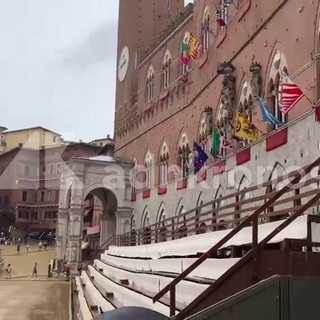 Palio di Siena ancora rinviato, piazza del Campo si svuota