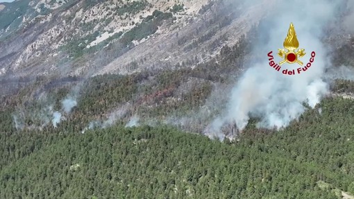 Abruzzo in fiamme, droni e Canadair in azione per spegnere gli incendi