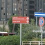 Roma, a pochi passi dalla Nuvola dell'Eur il degrado spinge i cittadini a camminare in strada