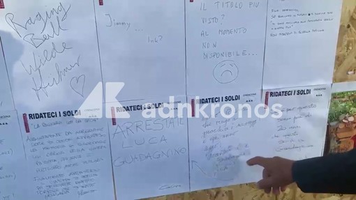 A Venezia 83 torna l'iniziativa umoristica di Gianni Ippoliti: sul muro proteste e richieste del pubblico