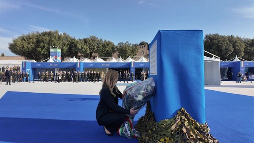 Elicottero caduto in Bosnia, Meloni rende omaggio ai quattro militari italiani Elicottero caduto in Bosnia, Meloni rende omaggio ai quattro militari italiani