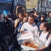 Cortei Napoli, manifestanti offrono cornetti e sfogliatelle ai poliziotti: "Ci tutelano"