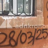 Roma, lite fra stranieri con lancio di pietre: danneggiate sette auto e un'abitazione Roma, lite fra stranieri con lancio di pietre: danneggiate sette auto e un'abitazione
