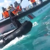 Scontro in mare tra Cina e Filippine, con manganelli e remi nelle acque contese Scontro in mare tra Cina e Filippine, con manganelli e remi nelle acque contese