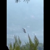 Scontro tra due elicotteri antincendio in Grecia: le immagini choc Scontro tra due elicotteri antincendio in Grecia: le immagini choc