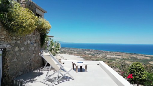 Airbnb, Monica torna in Calabria e apre al mondo un borgo affacciato sullo Ionio