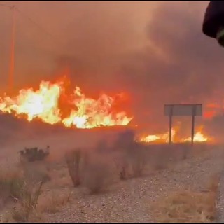 Incendio devastante in Andalusia, i vigili del fuoco cercano di domare le fiamme
