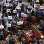 Legge elettorale, l'opposizione riempie l'Aula di cartelli 'Truffa' e 'Imbroglio'