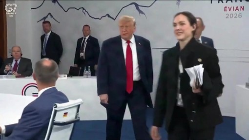 G7, Trump arriva per ultimo alla riunione dei leader: "Sono il boss"