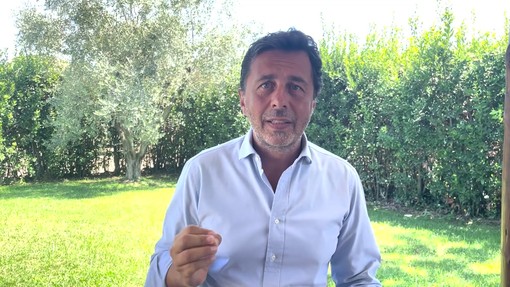 Eclissi, il consiglio dell'oculista: "Ecco come guardarla senza rischi" Eclissi, il consiglio dell'oculista: "Ecco come guardarla senza rischi"